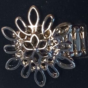 NWT Stretchy Silver Tone Flower Ring Size OS